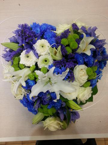 Coeur funeraire rose blanche iris bleu lys chrysanteme bleu